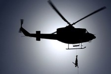  لحظه سقوط یک سرباز از روی بالگرد + فیلم