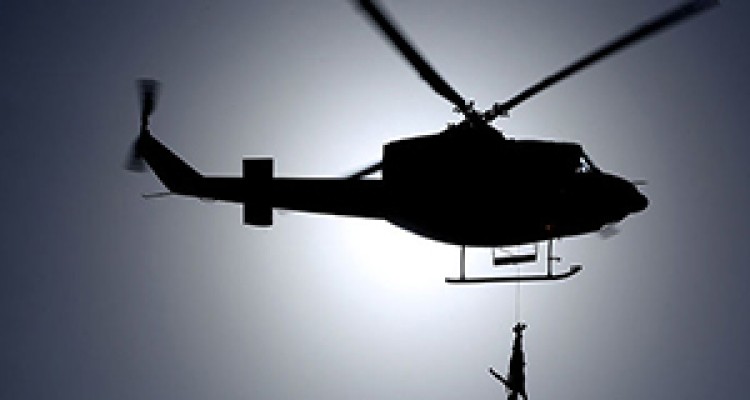  لحظه سقوط یک سرباز از روی بالگرد + فیلم