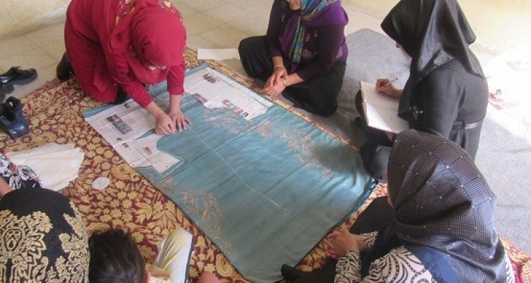 برگزاری کلاس خیاطی و جعبه سازی توسط گروه جهادی خواهران در یک روستای محروم اسلام آبادغرب+تصاویر