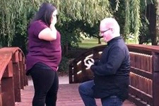  خواستگار دست و پا چلفتی، حلقه را درون رودخانه انداخت! + فیلم