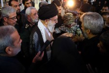 دیدار رهبر انقلاب با خانواده شهید حججی در مراسم تشییع + فیلم 