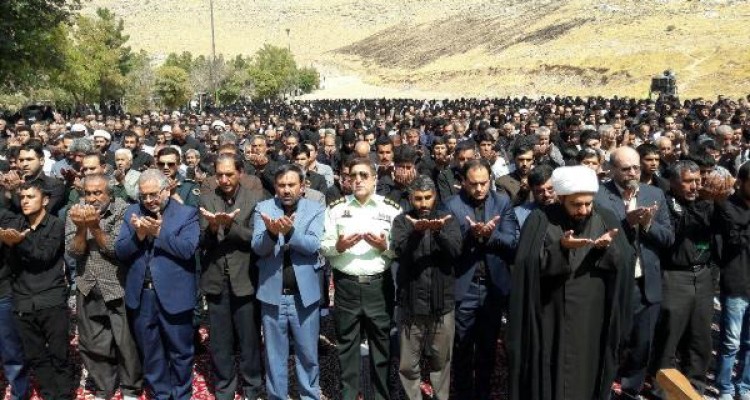 اقامه نماز ظهر عاشورا در اسلام آبادغرب+تصاویر