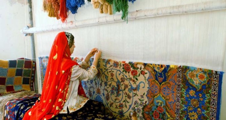 قالی ایرانی در آستانه فرورفتن در گرداب نابودی/مسوولان به فکر نجات فرش دستباف باشند 