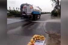 قایق‌سواری در خیابان‌های بندرانزلی پس از بارش شدید باران + فیلم 