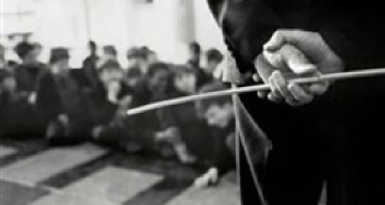 تنبیه وحشیانه یک دانش آموز توسط معلم سنگدل + فیلم 