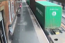 لحظه له شدن کالسکه توسط قطار باربری + فیلم 