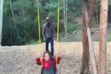 پدری که فرزندش را به سمت مرگ پرتاب کرد+ فیلم 