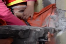 عملیات نفس گیر بیرون کشیدن سر دختر بچه ای از بین دو دیوار+فیلم 