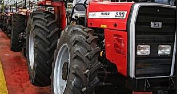 دولت مثل "تراکتور" مشغول واردات است