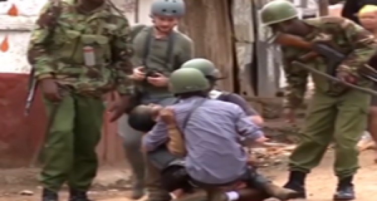 گرفتار شدن دانش آموزان در میان درگیری مسلحانه پلیس با معترضان در کنیا + فیلم 