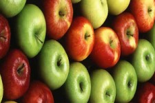 رها کردن صدها تن سیب در کنار جاده‌ای در ارومیه + فیلم 