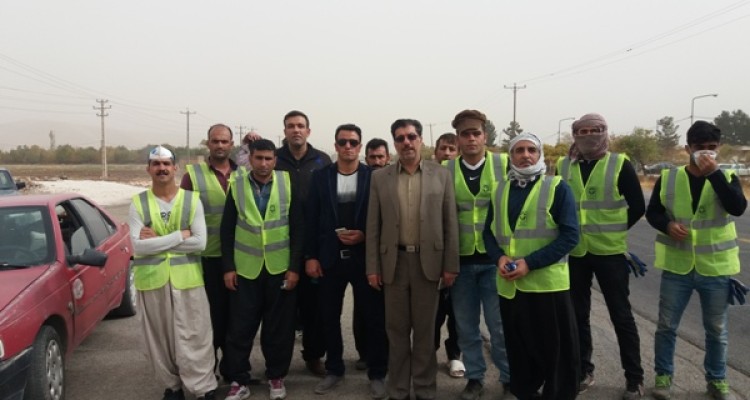 پاکسازی جاده راه کربلا در اسلام آبادغرب+تصاویر