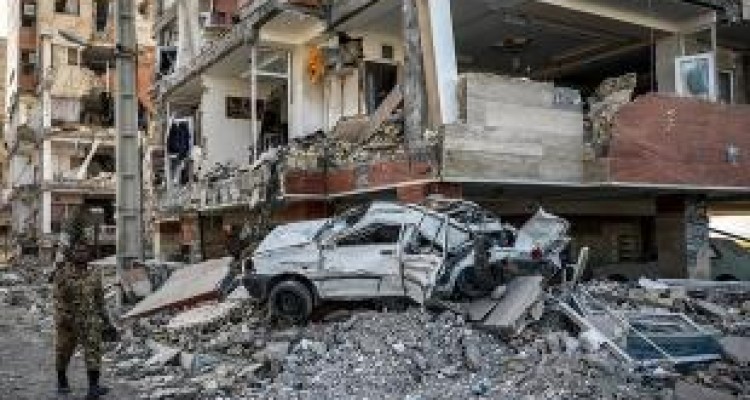 ارسال ۱۳ کامیون محموله احتیاجات مردم به نقاط زلزله‌زده کرمانشاه