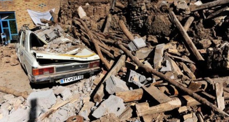 لحظه دردناک بیرون کشیدن اجساد زلزله کرمانشاه از زیر آوار + فیلم 