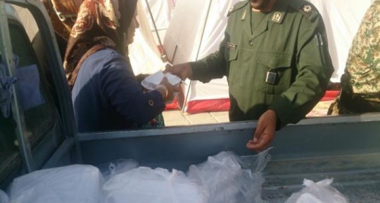 احساس امنیت بیشتر مردم با حضور نیروهای سپاه و بسیج در بین زلزله زدگان اسلام آبادغرب/توزیع بیش از 2هزار غذای گرم در بین زلزله زدگان