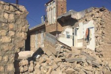 جوانی که با دست‌های خودش جنازه مادرش را از زیر آوار بیرون کشید + فیلم 