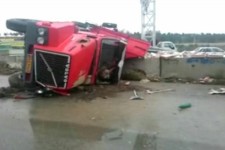 واژگونی کامیون حامل مواد خوراکی در اسلام آبادغرب+تصاویر