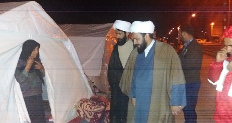 بازدید امام جمعه  و مدیر حوزه علمیه شهرستان از زلزله زدگان مسکن مهر اسلام آبادغرب+تصاویر