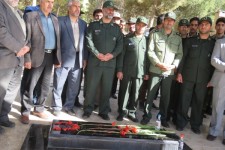 غبار روبی مزار شهدا به مناسبت هفته بسیج در اسلام آبادغرب+تصاویر