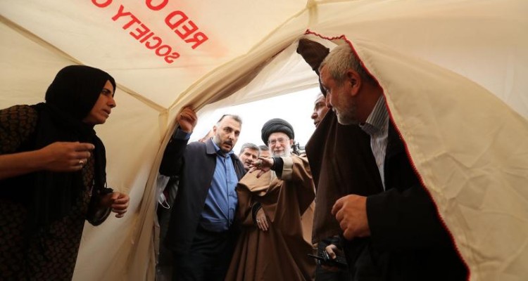 حاشیه‌های سفر رهبر انقلاب به منطقه زلزله‌زده‌؛ "به من بگویید تا کی؟" 