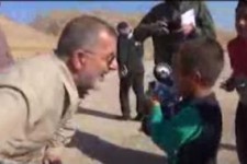 فیلمی منتشر نشده از بازی فرمانده نیروی زمینی سپاه با کودکان سرپل ذهاب/ سوگند یک پیر زن زلزله زده به جان امام خمینی (ره)