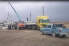 تلاش جهادگران سپاه پاسداران زیر باران برای اسکان موقت مردم زلزله زده 