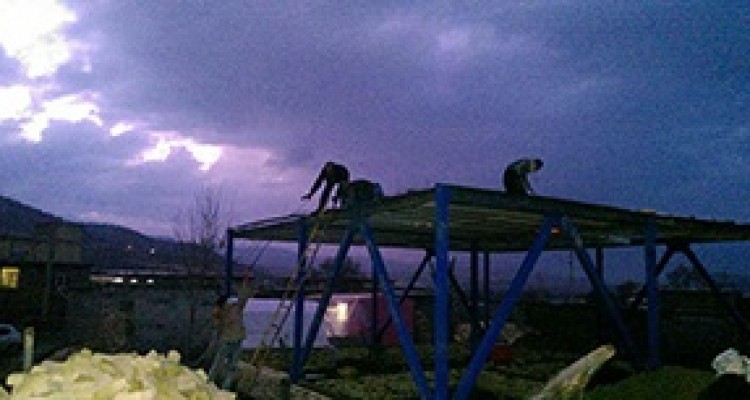  اجرای اولین سقف از واحد های مسکونی خسارت دید ه زلزله کرمانشاه