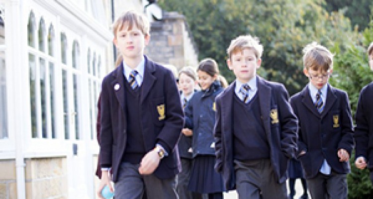 ماجرای اجبار دانش آموزان به بستن کراوات در مدرسه چه بود؟ + صوت 