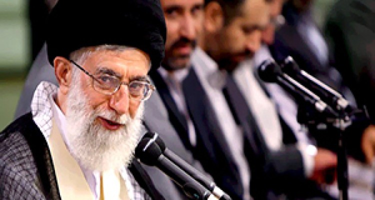 شعرخوانی به یاد بازماندگان زلزله بم در حضور رهبر انقلاب + فیلم 