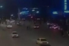 اخلال در نظم و تخریب اموال عمومی در میدان آزادی کرمانشاه / فعلا سعه صدر نیروهای امنیتی و انتظامی + فیلم و عکس