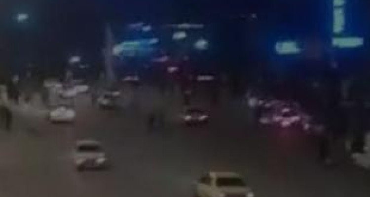 اخلال در نظم و تخریب اموال عمومی در میدان آزادی کرمانشاه / فعلا سعه صدر نیروهای امنیتی و انتظامی + فیلم و عکس