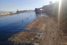 واژگونی تریلر حامل مواد نفتی در محور کرمانشاه به اسلام آبادغرب+تصاویر