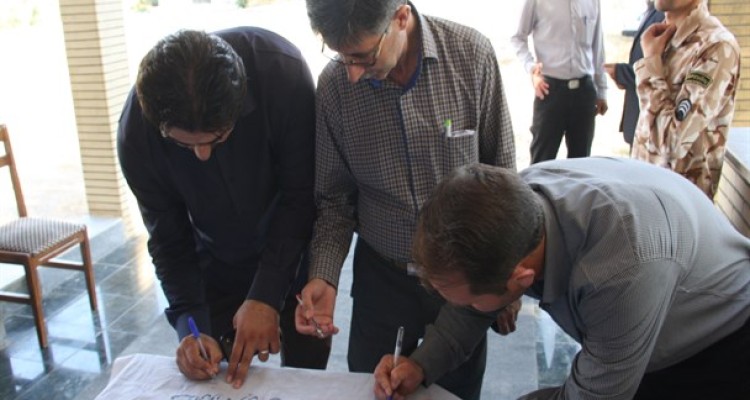 نامه ۷۱۵ دانشگاهی به مسئولان/بدون حائل میان مردم حاضر شوید و مطالبات آنان را بشنوید