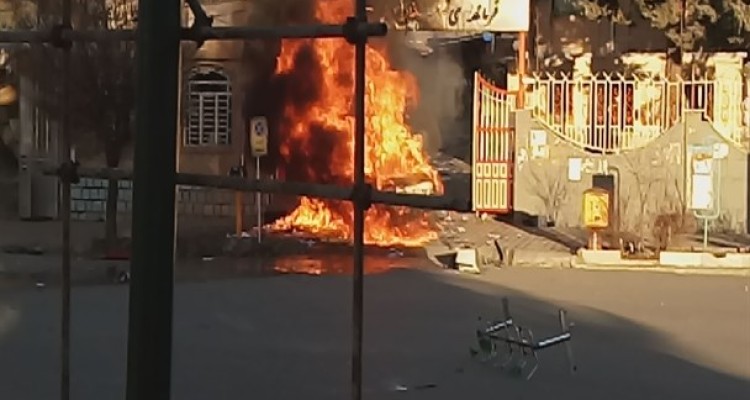 موج واکنش های اعضای خانه ملت به آشوب افکنی های اخیر/ نمایندگان مجلس: مطالبه گری مردم از بسترهای قانونی حق مردم است/ صف مردم از اغتشاشگران جداست