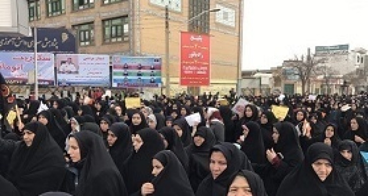 قیام مردم تاکستان علیه آشوبگران با در دست داشتن قرآن های سوخته شده توسط اغتشاش گران + فیلم 