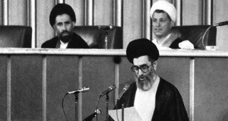 پاسخ به چند سوال درباره انتخاب آیت الله خامنه ای به عنوان رهبر انقلاب