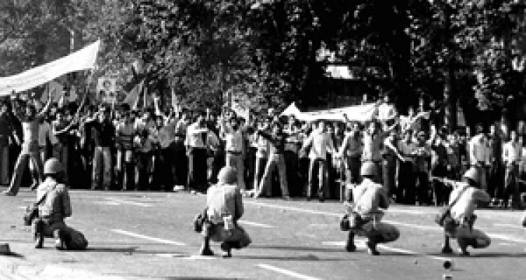 روایت رهبرانقلاب درباره اخراج آمریکا در دهه۵۰ و۹۰ از ایران و منطقه +فیلم 