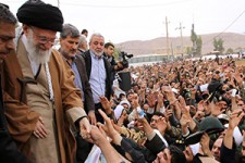 تجلی عشق و وابستگی میان رهبر و مردم در مناطق زلزله زده کرمانشاه + فیلم 