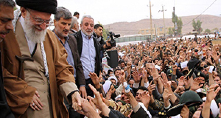 تجلی عشق و وابستگی میان رهبر و مردم در مناطق زلزله زده کرمانشاه + فیلم 