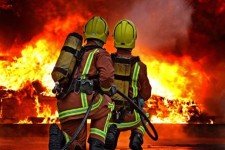 آتش در ساختمان وزارت نیرو بعد از ۲۰ ساعت همچنان شعله‌ور است/ تخلیه ساختمان‌های مجاور