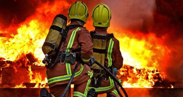 آتش در ساختمان وزارت نیرو بعد از ۲۰ ساعت همچنان شعله‌ور است/ تخلیه ساختمان‌های مجاور