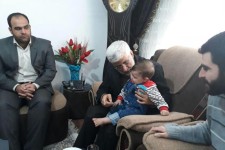 دیدار عضو مجمع تشخیص مصلحت نظام با خانواده شهید مدافع حرم در اسلام آبادغرب+تصاویر