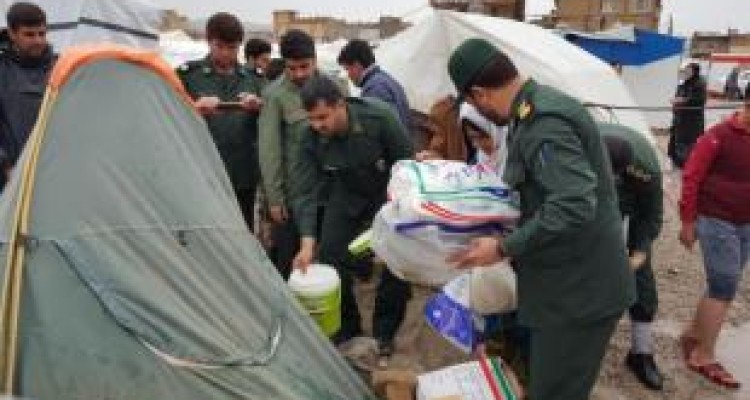 باز هم سپاه در سرپلذهاب به میدان آمد/ امدادرسانی به زلزله زده گان چادرنشین گرفتار در آب