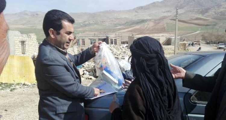 توزیع بسته های بهداشتی در بین مددجویان مناطق محروم شهرستان اسلام آبادغرب