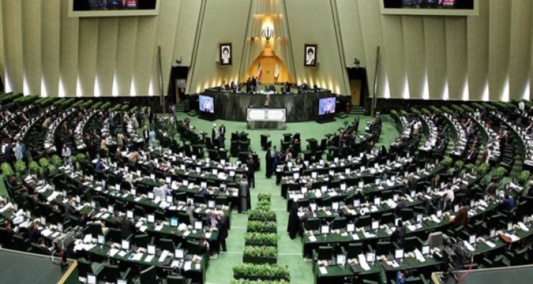 جنجال نمایندگان در صحن علنی بهارستان/ سیف:افزایش قیمت دلار در «تلگرام» صورت می‌گرفت/ لاریجانی: چرا تصمیمات درباره ارز قبلا گرفته نشد؟