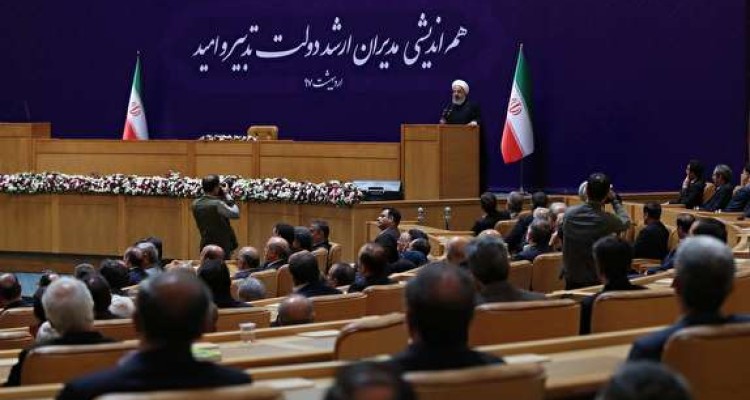 واجب نیست آدم صندلی که اشغال کرده‌ است را تا پایان 4 سال بچسبد/ زودرنج نیستیم 