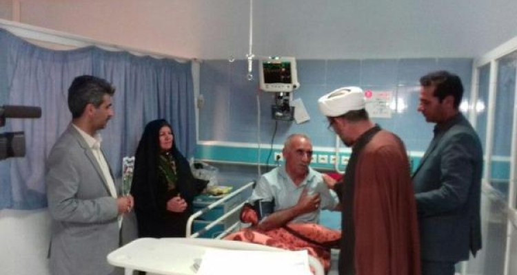 عیادت مسئولین و سفیران سلامت شهرستان از بیماران در اسلام آبادغرب+تصاویر