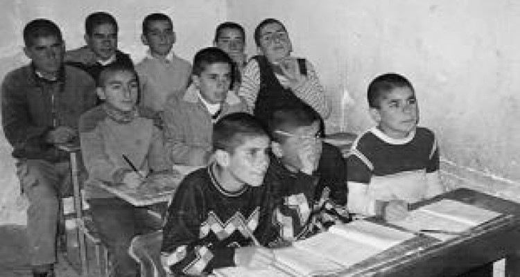  شاگردان دیروزی درس خوان تر بودند /معلمی را توصیه نمی کنم