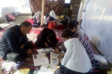 معلمی که برای ۲۲ دانش آموز روستای زلزله زده تپانی پدری می کند/ شاگردانم از سقف می ترسند