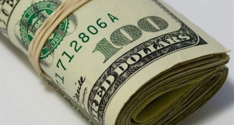 انتقال بازار ارز از چهارراه استانبول به درب منازل مردم/ خرید و فروش دلار توسط سوداگران بازار ارز با قیمت های نجومی نتیجه سیاست های ارزی نادرست دولت است